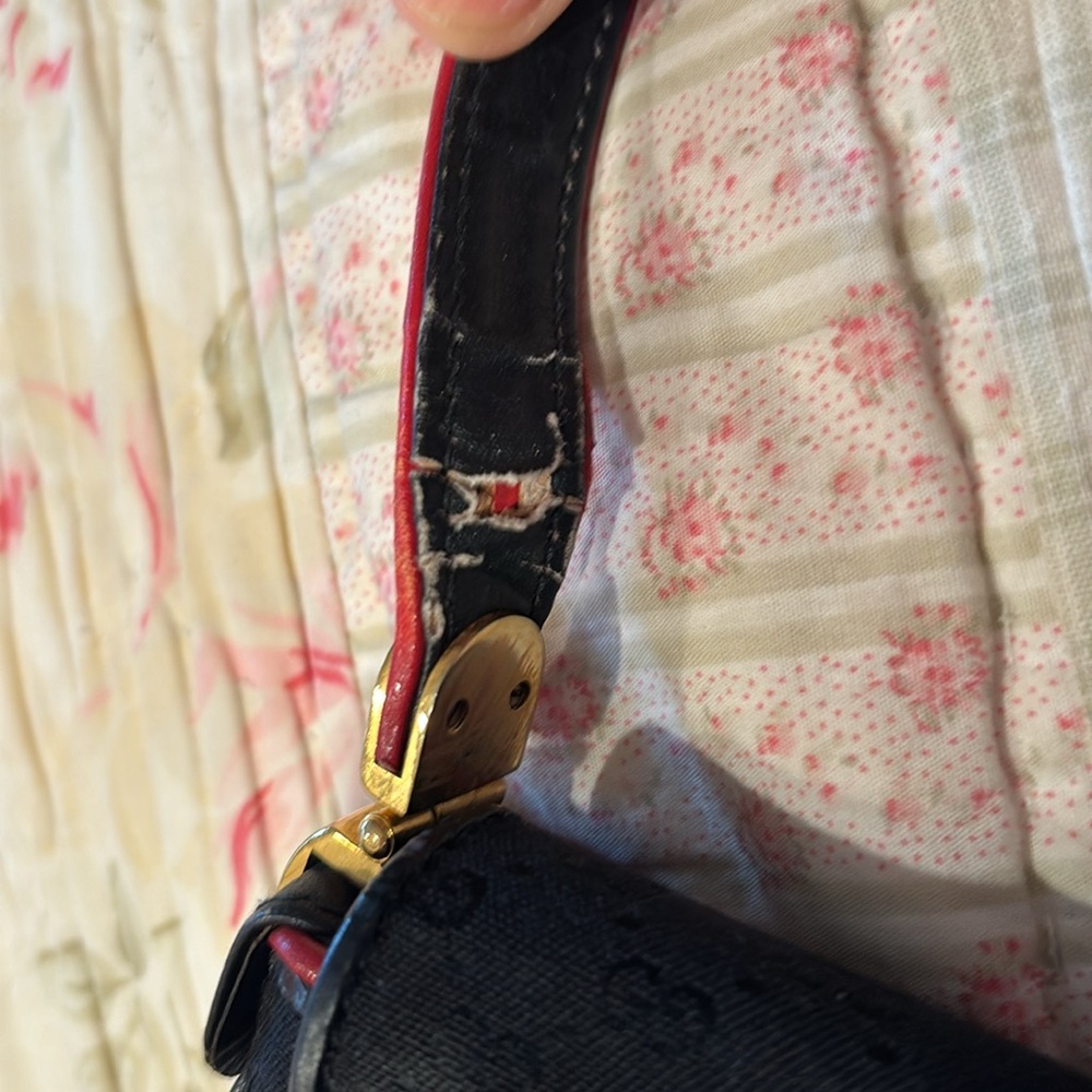 Gucci vintage crossbody bag black with red trim. Beautiful inside has wear shown - Picture 5 of 11